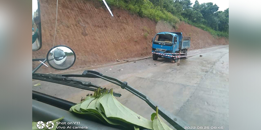 ဖယ်ခုံတွင် နာရေးသွားသည့် ယာဉ်တိမ်းမှောက်မှုကြောင့် လူ ၂ ဦးသေဆုံး၊ ၄၀ ကျော်ဒဏ်ရာရ