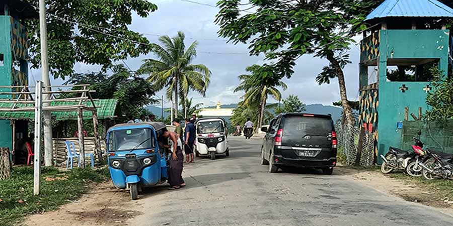 မောင်တောခရိုင်တွင် လိုင်စင်မဲ့ကားများကို စစ်ကောင်စီဖမ်းဆီး