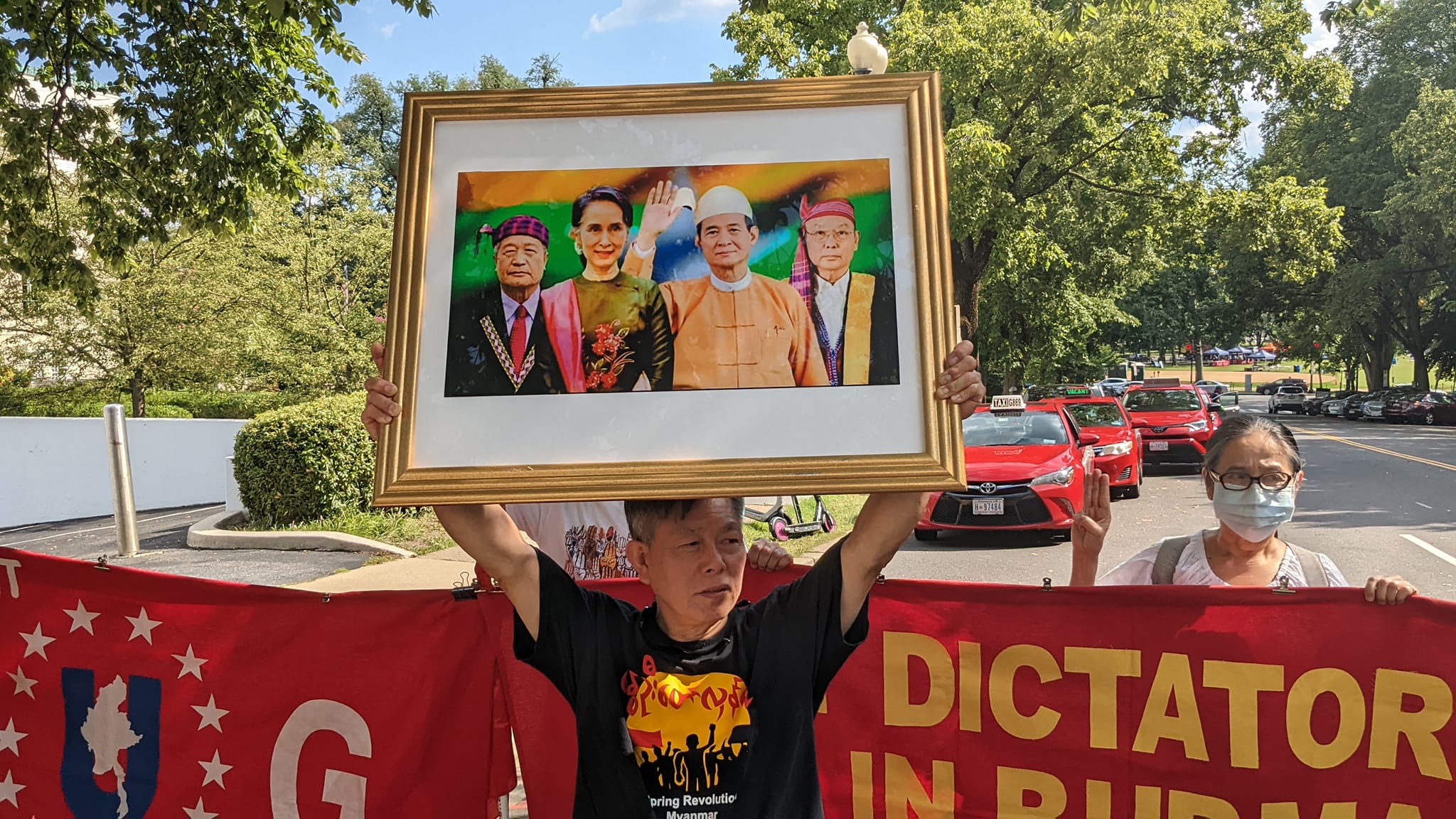 ဒေါက်တာနိုလင်းဟေဇာ ရာထူးကနုတ်ထွက်ရေး ဝါရှင်တန်ဒီစီတွင်ဆန္ဒပြ
