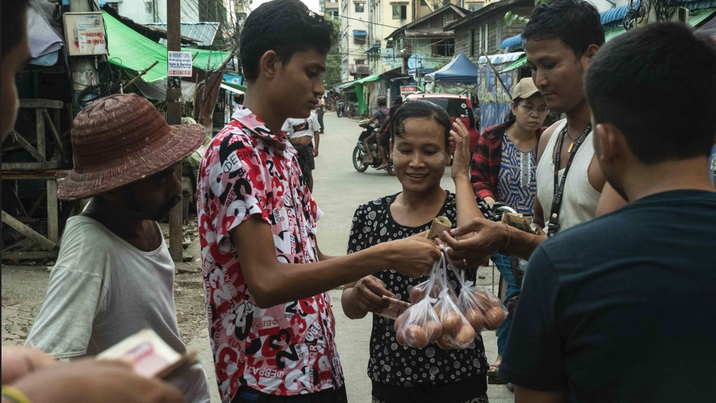 ကြက်ဥ ၆ လုံးကို ကျပ် ၁၀၀၀ နှုန်းဖြင့်  နွယ်အေးဗလီလူမှုရေးအသင်းက ရောင်းချပေးနေ  (ဓာတ်ပုံ)