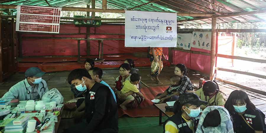 နွေဦးဆေးအိတ်ကျန်းမာရေးအဖွဲ့က ကယန်းစစ်ဘေးရှောင်စခန်းသို့သွားရောက် ကျန်းမာရေး စောင့်ရှောက်ပေး (ဓာတ်ပုံ)