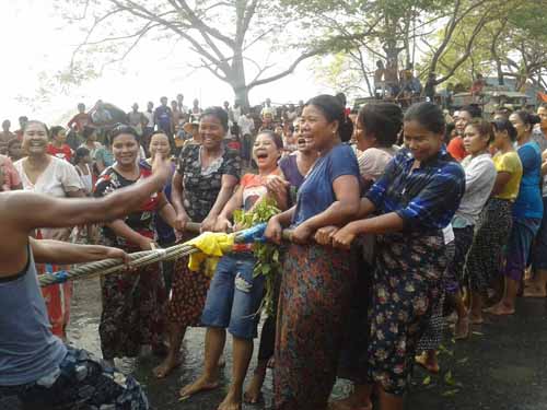 မႏၱေလးတြင္ မုိးေခၚ လြန္ဆြဲပြဲ က်င္းပ (သတင္းဓာတ္ပုံ)