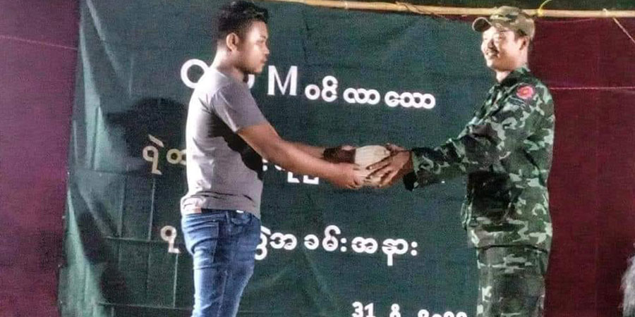 ဆောမြို့မရဲစခန်းက ရဲတပ်သား ၁ ဦး လက်နက်ခဲယမ်း အပြည့်အစုံဖြင့် ပြည်သူ့ရင်ခွင်ခိုလှုံ