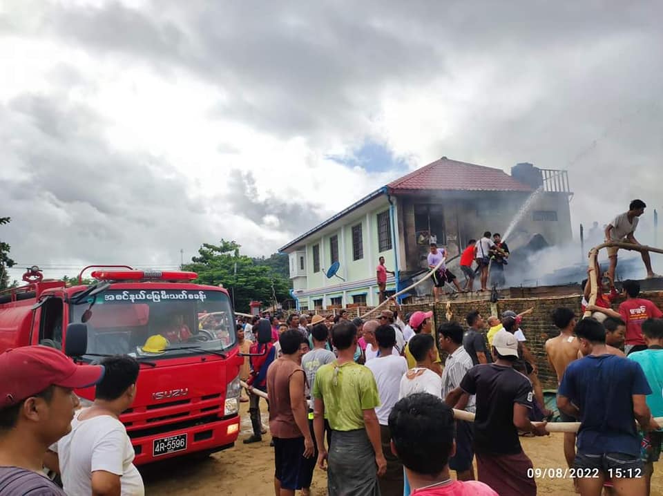 ရေးမြို့နယ် အစင်စံပြကျေးရွာတွင် မီးလောင်ကျွမ်း (ဓာတ်ပုံ)