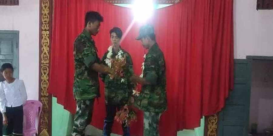 လက်နက်နှင့်အတူ CDM လုပ်လာသည့် စစ်သား ၂ ဦးကို ကျပ်သိန်း ၅၀ စီဂုဏ်ပြုချီးမြှင့်