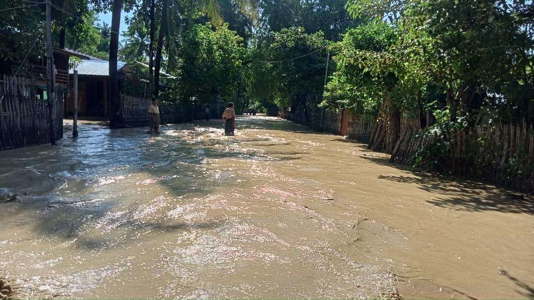 ပေါက်မြို့တွင် မိုးသည်းထန်ပြီး နေအိမ်များအတွင်း ချောင်းရေဝင်ရောက်