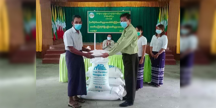 တောင်သူများကို စစ်ကောင်စီက ဓာတ်မြေဩဇာ ၁ ပြည်စီသာပေးပြီး ဓာတ်ပုံရိုက် ဝါဒဖြန့်