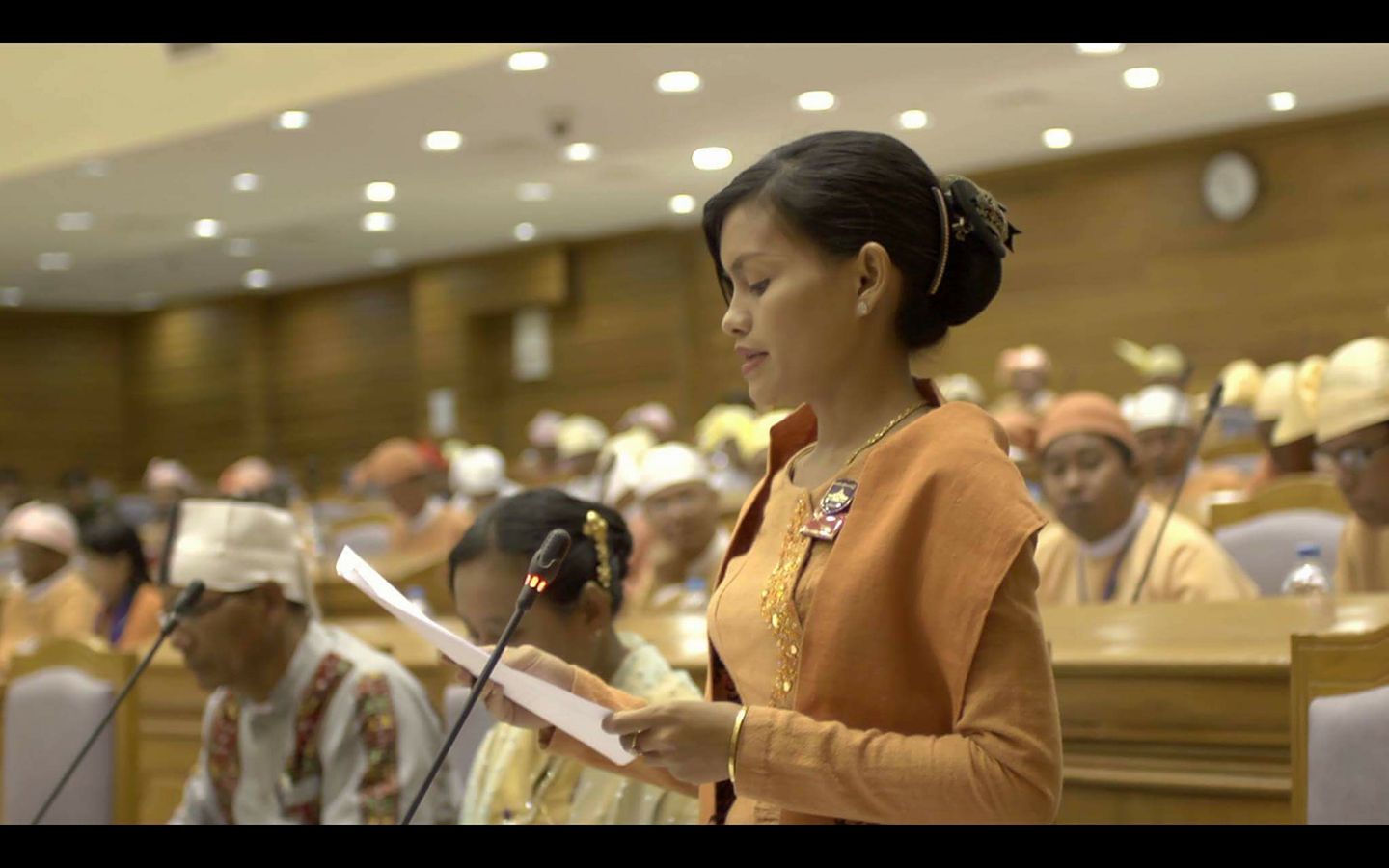 တော်လှန်ရေးအတွက် အညာသူလွှတ်တော်ကိုယ်စားလှယ် ပတ္တမြားလက်စွပ်နှင့် ဆွဲသီးကို လေလံတင်ရောင်းချ