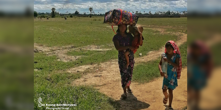 စစ်တပ်က ဝင်ရောက်မီးရှို့ဖျက်ဆီးနေသဖြင့် မုံရွာမြို့နယ် ကျေးရွာနေ ပြည်သူ ၁ သောင်းခန့် တိမ်းရှောင်နေရ