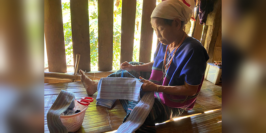 စစ်ဘေးရှောင်အမျိုးသမီးတွေအတွက် ကရင်ရိုးရာဝတ်စုံရောင်းချ ရန်ပုံငွေရှာနေပေးနေတဲ့ KWO ရဲ့ စီမံကိန်း - မေးမြန်းချက်