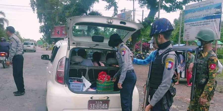 ဧရာဝတီတိုင်း မြို့ဝင်ဂိတ်များ၌ စစ်တပ်နှင့်ရဲ ငွေတောင်းကြမ်းသဖြင့် ကုန်တင်ယာဥ်အချို့ လုပ်ငန်းရပ်နား