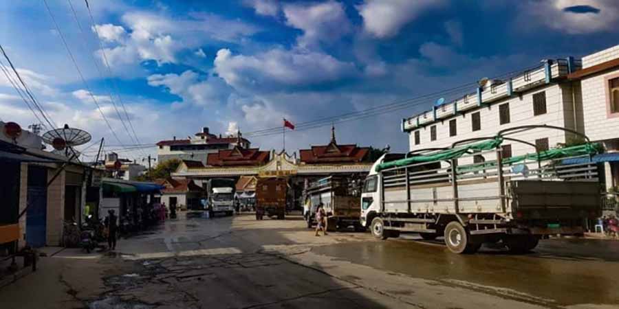 ရွှေလီမြို့တွင် လော့ဒေါင်းချထားသဖြင့် နယ်စပ်ကုန်သွယ်ရေးရပ်တန့်ပြီး မြန်မာကုန်စည်များ ပိတ်မိ ပျက်စီး