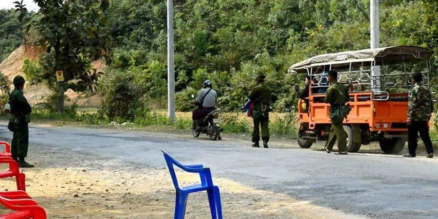 ကျောက်တော်တွင် စစ်တပ်က ကားလမ်းများကို ပိတ်ဆို့ထားသဖြင့် ခရီးသည်များ အခက်တွေ့