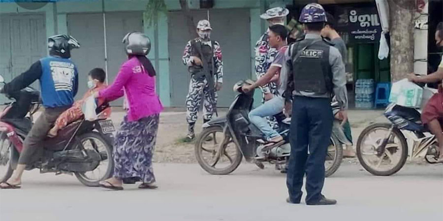 သန်လျင်တွင် စစ်တပ်က ဆိုင်ကယ်များအားဖမ်းဆီးပြီး ငွေတောင်းခံနေ