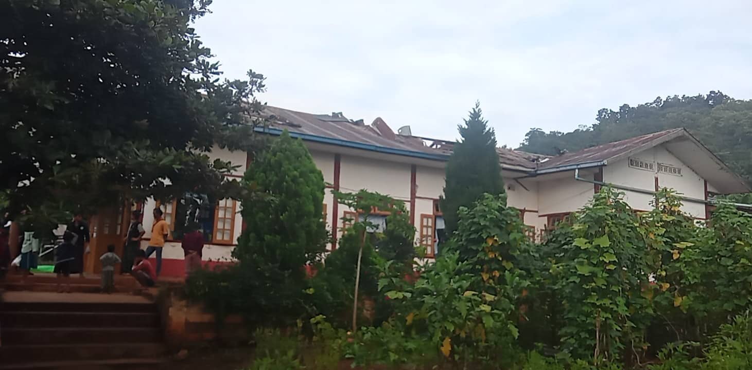 ဒီးမော့ဆိုမြို့နယ်၌ စစ်ကောင်စီတပ်က လက်နက်ကြီးဖြင့်ပစ်ခတ်သဖြင့် ဘုရားကျောင်းပျက်စီးပြီး ကျောင်းသား ၁ ဦး ဒဏ်ရာရ