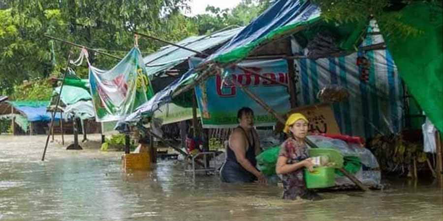 ပေါက်မြို့တွင် မိုးသည်းထန်စွာရွာသွန်းပြီး ရေကြီးရေလျှံ၊ နေအိမ်အချို့ ရေထဲမျောပါပျက်စီး