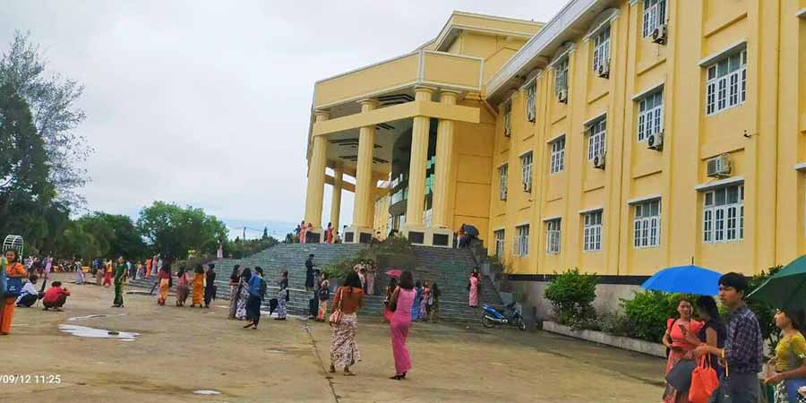 မောင်တော-ဘူးသီးတောင်-ရသေ့တောင် လမ်းပိတ်ထားသဖြင့် စစ်တွေတက္ကသိုလ်စာမေးပွဲ ဖြေပြီးသူများ နေပြန်ရန် အခက်တွေ့