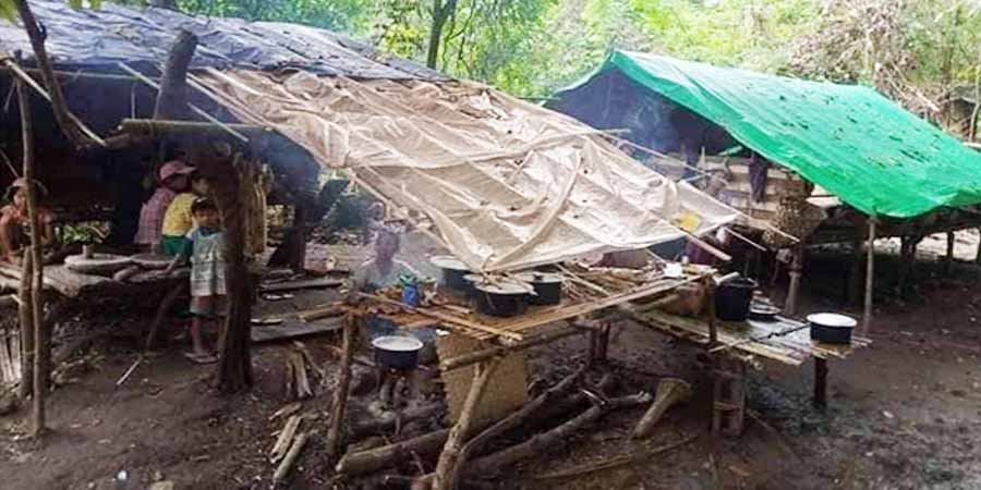 စစ်တပ်က လက်နက်ကြီးပစ်ခတ်နေသဖြင့် မင်းကင်းနှင့်မြောင် ဒေသခံများ နေရပ်စွန့်ထွက်ပြေး