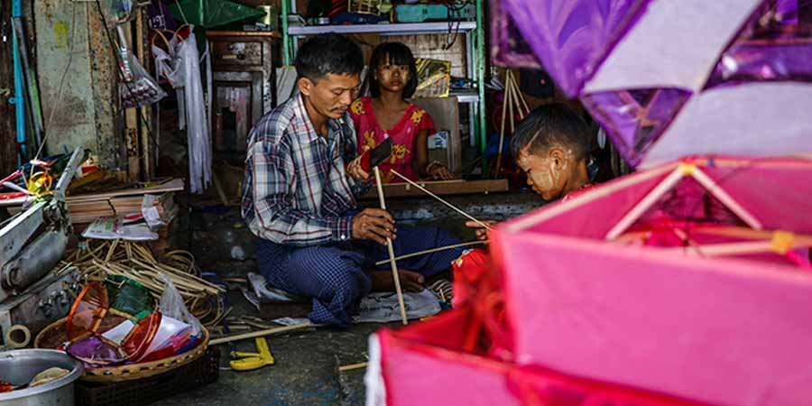 မြန်မာရိုးရာသီတင်းကျွတ်မီးပုံးလုပ်ငန်း (ဓာတ်ပုံ)