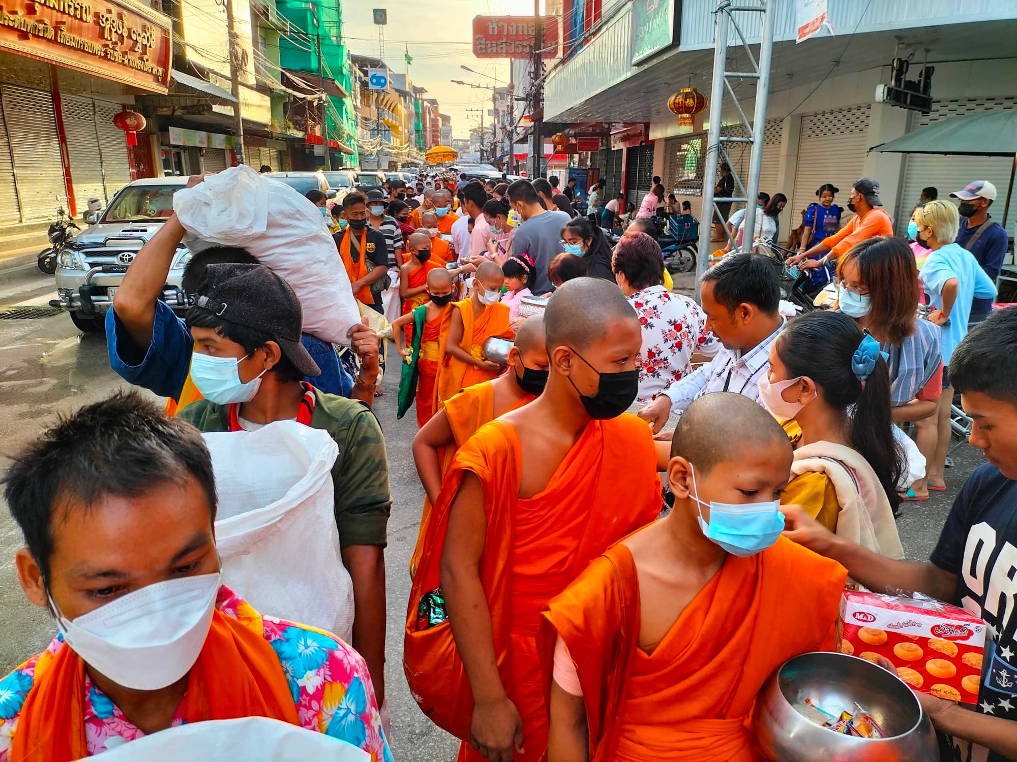 ထိုင်း-မြန်မာနယ်စပ် မဲဆောက်မြို့က  ဆွမ်းဆန်စိမ်းလောင်းလှူပွဲ (ဓာတ်ပုံ)