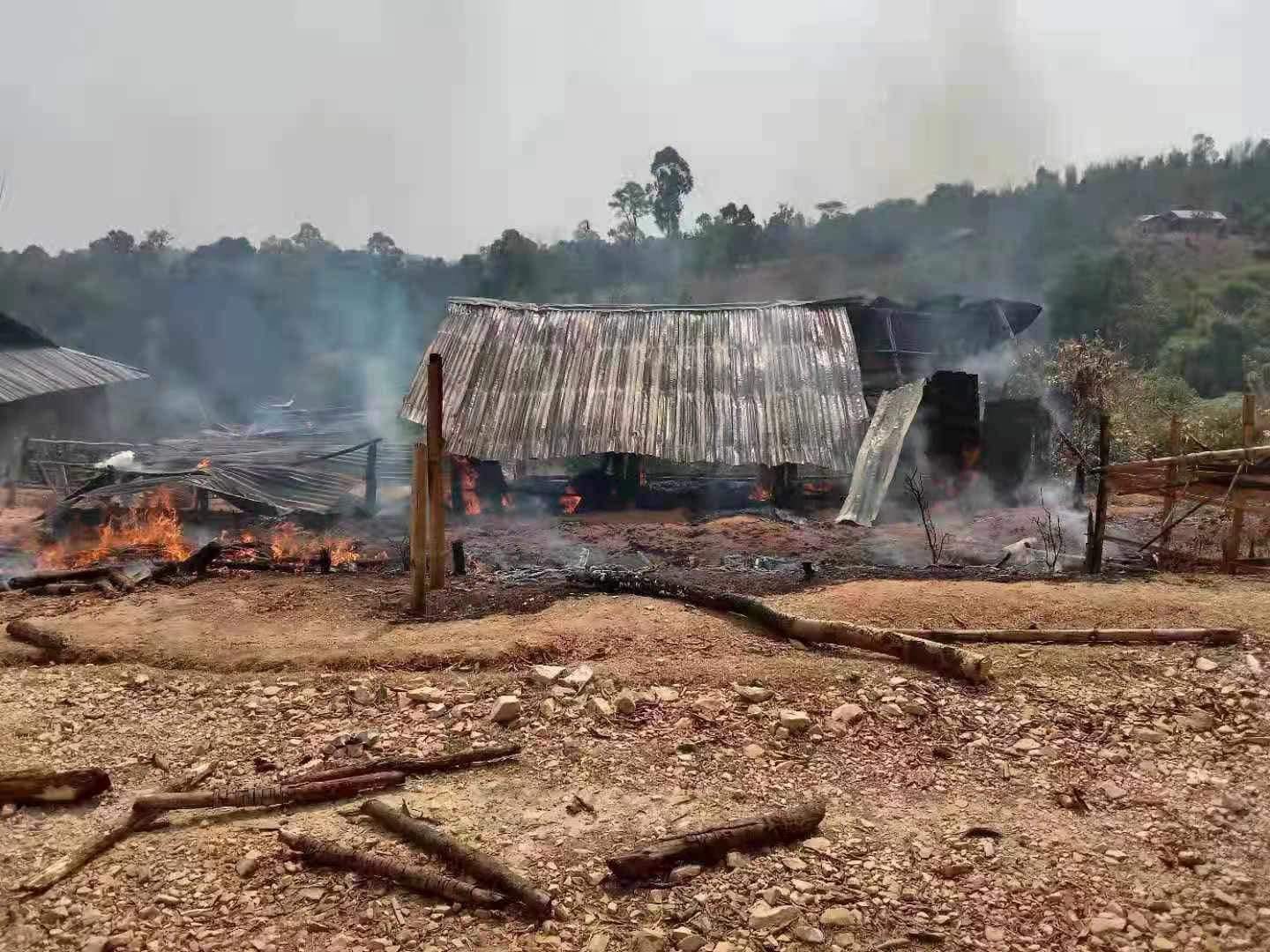 လိပ်ရနယ်ခြားစောင့်စခန်းမှ သုံ့ပန်း ၃ ဦးနှင့်လက်နက်ခဲယမ်းများသိမ်းဆည်းရမိ၊ တောင်ကုတ်တွင် စစ်ကောင်စီတပ် တိုက်ခိုက်ခံရ