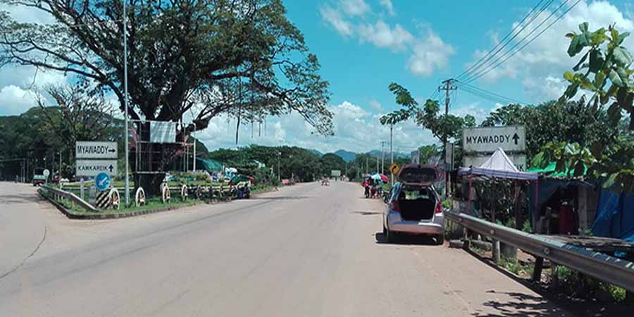 ကော့ကရိတ်ပြည်သူများ ဘေးလွတ်ရာရွှေ့၊ ထိုင်းသွားမည့် အလုပ်သမားထောင်ချီ အာရှလမ်းတွင် ပိတ်မိနေ