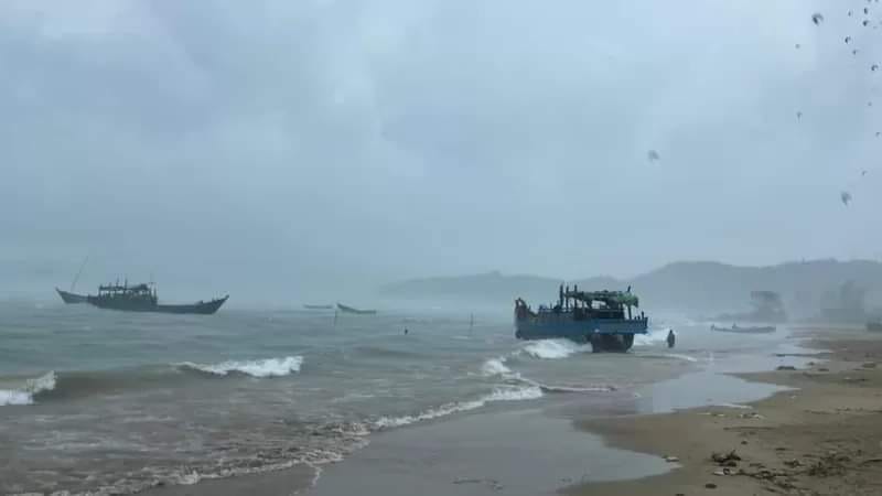 စီတရန်ဆိုင်ကလုန်းမုန်တိုင်းကြောင့် ပေါက်တောမြို့နယ်၌ နေအိမ်အချို့ပျက်စီး၊ ဒေသခံများ ဘေးလွတ်ရာသို့ ပြောင်းရွှေ့