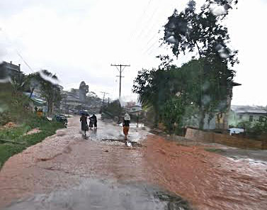 ျမန္မာႏုိင္ငံတ၀န္း ေလျပင္းတိုက္မႈေၾကာင့္ အိမ္ေျခရာခ်ီ ပ်က္စီး