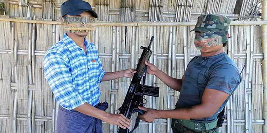 ဆောမြို့မရဲစခန်းက ရဲတပ်သားတဦး လက်နက်ခဲယမ်းဖြင့် ပြည်သူ့ရင်ခွင်ခိုလှုံ