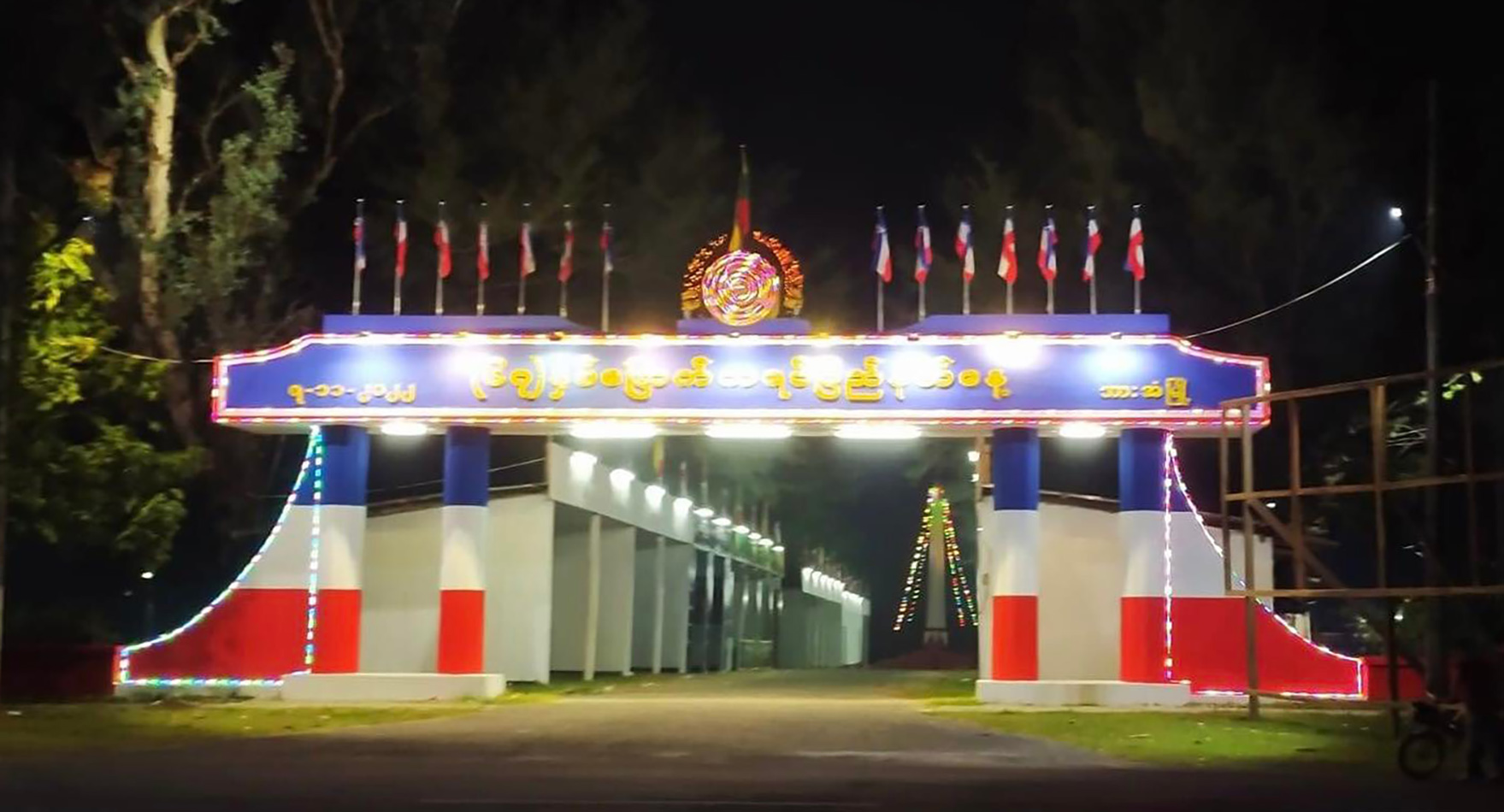 ဘားအံ၌ ကရင်ပြည်နယ်နေ့ပွဲအတွက် စစ်ကောင်စီအဖွဲ့ဝင်နှင့် ဝန်ကြီးများရောက်နေချိန် ဗုံးကွဲ