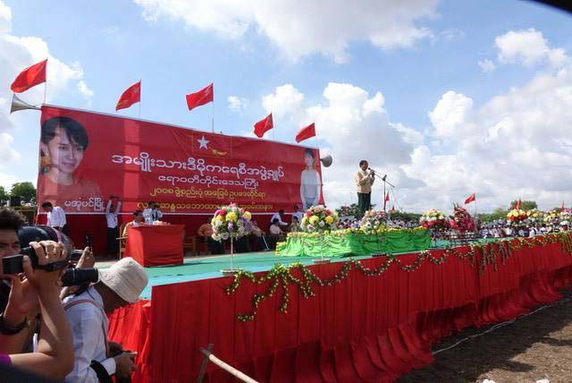 ေဒၚေအာင္ဆန္းစုၾကည္ ဖြဲ႔စည္းပုံျပင္ဆင္ေရးဆိုင္ရာ မအူပင္ ေဟာေျပာပဲြ (ဓာတ္ပံု)