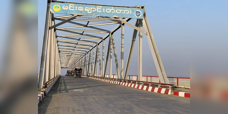 စစ်တွေတွင် စစ်ယာဥ်တန်းမိုင်းဆွဲခံရ၊ စစ်တပ်က ကျောက်တော်နှင့် ပုဏ္ဏားကျွန်းကို လက်နက်ကြီး ဖြင့် ပစ်ခတ်