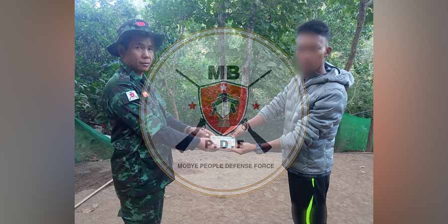ဖယ်ခုံတွင် စစ်ကောင်စီတပ်သား ၁ ဦး လက်နက်အပြည့်အစုံဖြင့် CDM ပြုလုပ်