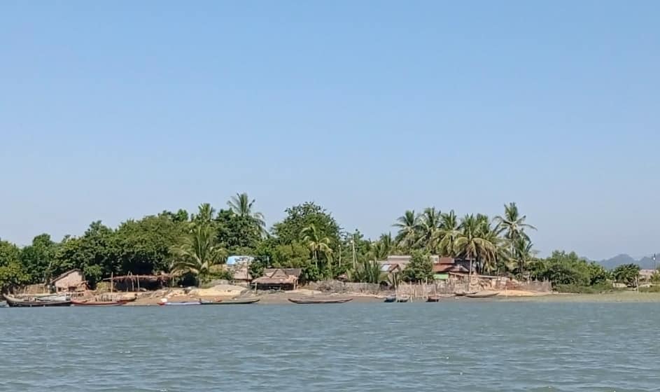 ကုန်းလမ်းရေလမ်းပိတ်ထားသဖြင့် ပုဏ္ဏားကျွန်းဒေသခံများ အခက်ကြုံ၊ မောင်တောနယ်စပ် ငါးမြစ်ချင်းတင်ပို့မှု လျော့ကျ