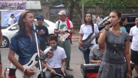 စစ္ေဘးေရွာင္ ဒုကၡသည္မ်ားအတြက္ ဂီတျဖင့္ ရန္ပုံေငြရွာ