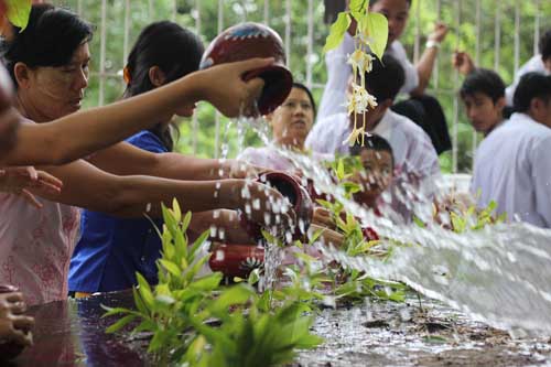 ေရႊတိဂံုေစတီေတာ္ ကဆုန္လျပည့္ ေညာင္ေရသြန္းေလာင္းပူေဇာ္ပြဲ (ဓာတ္ပုံ)