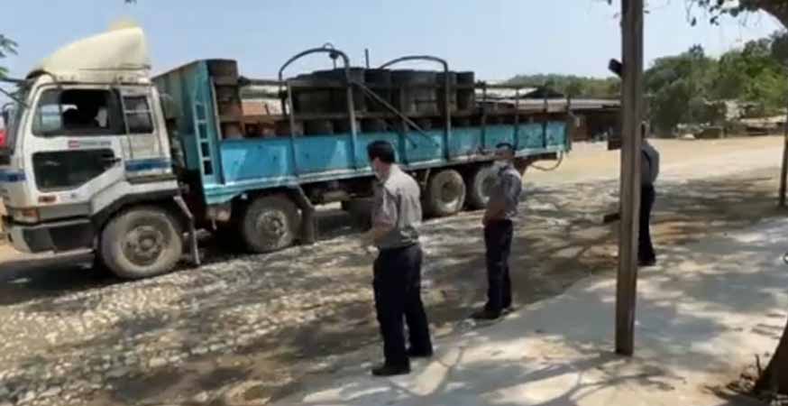 ဖားကန့်တွင် စစ်တပ်က မှောင်ခိုကျောက်မျက်တူးခွင့်နှင့် လောင်စာဆီသယ်ခွင့်ပြု