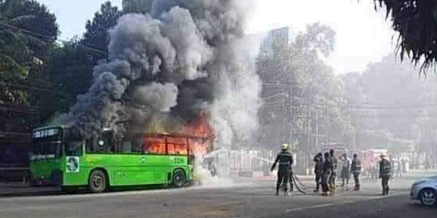 ရန်ကုန်မြို့လယ်တွင်  YBS 21 ခရီးသည်တင်ဘတ်စ်ကား  ၁ စီး မီးလောင်