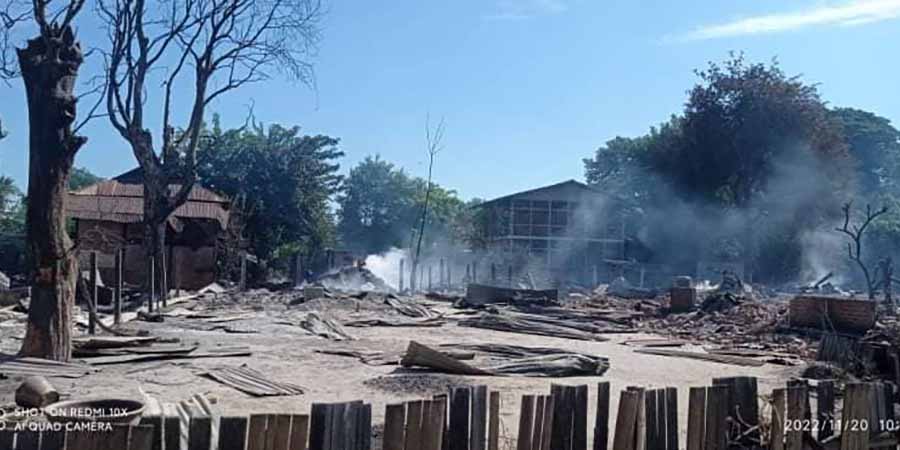 စစ်တပ်က ပေါင်းလှည်းကုန်ရွာ နေအိမ် ၂၀၀ ကျော်ကိုမီးရှို့ပြီး ရွာသားတဦးအား သတ်ဖြတ်