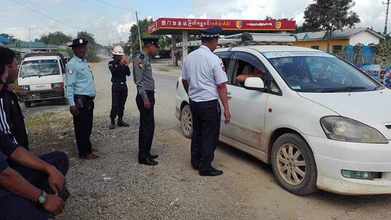 မူဆယ် ပန်းခမ်းဂိတ်တွင် စစ်ကောင်စီတပ်က ငွေတောင်းနေသဖြင့် ဒေသခံများ အခက်တွေ့