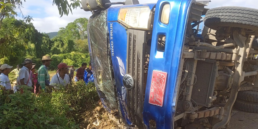 ပြင်ဦးလွင်တွင် အုတ်ခဲတင်ကားမှောက်ပြီး လူ ၂ ဦးသေဆုံး၊ ၃ ဦးဒဏ်ရာရ