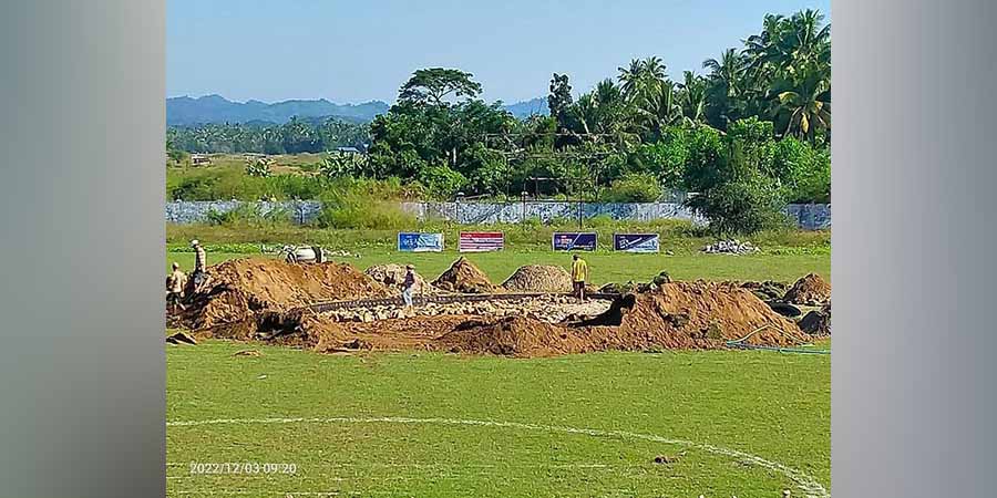 ဂွမြို့နယ်ဘောလုံးကွင်းမြက်ခင်းပေါ်  ရဟတ်ယာဥ်ကွင်း ဆောက်နေ