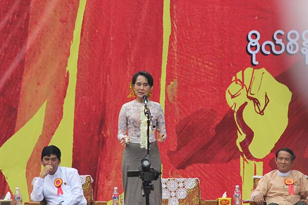 အန္အယ္လ္ဒီႏွင့္ ၈၈ ပြင့္လင္းတို႔၏ ဖဲြ႔စည္းပံုအေျခခံဥပေဒ ျပင္ဆင္ေရး ေဟာေျပာပဲြ (ဓာတ္ပံု)