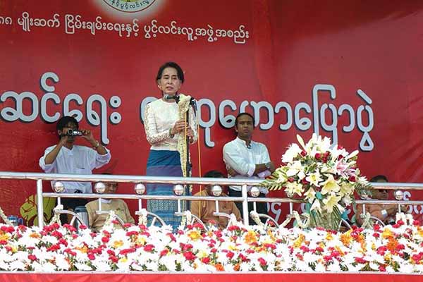 အန္အယ္လ္ဒီႏွင့္ ၈၈ ပြင့္လင္းတို႔၏ ဖဲြ႔စည္းပံုအေျခခံဥပေဒ ျပင္ဆင္ေရး ေအာင္ပင္လယ္ကြင္း ေဟာေျပာပဲြ (ဓာတ္ပံု)