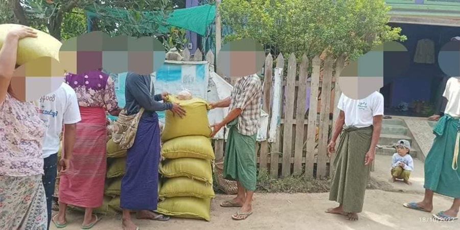 စစ်တပ် မီးရှို့ဖျက်ဆီးခံရသည့် ဒီပဲယင်း ရွာသားများကို ဆန်၊ ဆီများ လှူဒါန်း
