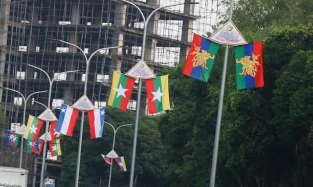ရန်ကုန်တွင် လွတ်လပ်ရေးနေ့အတွက် စစ်ကောင်စီက အလံများလိုက်ချိတ်