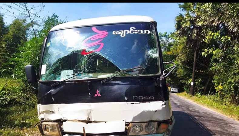 ပုသိမ်မြို့တွင် နာရေးကားကို ခရီးသည်တင်ကားဝင်တိုက်၊ အမျိုးသမီး ၂ ဦး ဒဏ်ရာရ