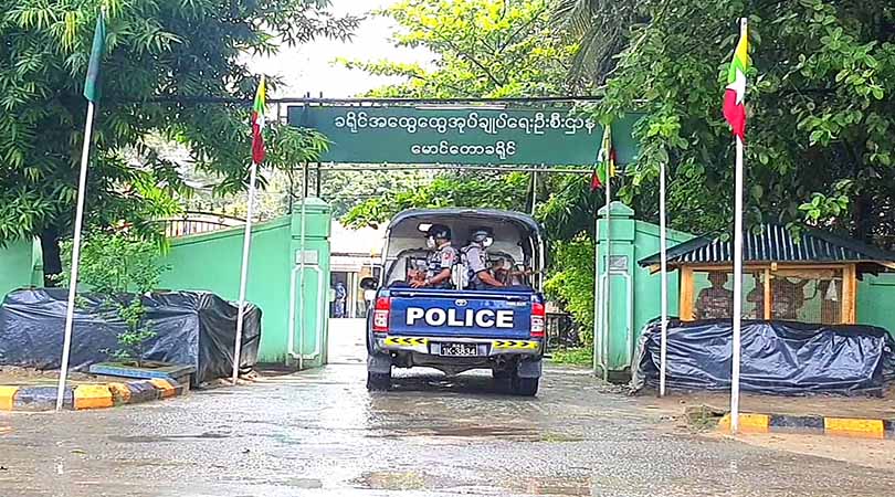 မောင်တောတွင် ဖမ်းဆီးမှုကြောင့် ဒေသခံများတိမ်းရှောင်၊ မီးရှို့ခံရသည့်နေအိမ်များ ပြန်ဆောက်ရန် အကူအညီလို