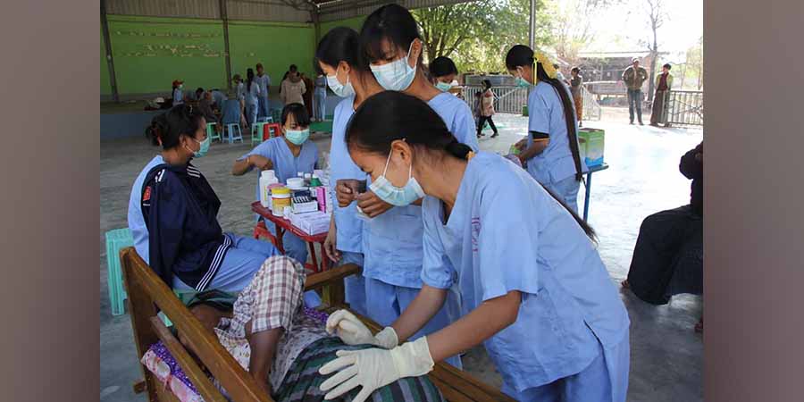 ဝက်လက်ဒေသရှိ မီးဘေးရှောင်ပြည်သူများကို ဒေသကာကွယ်ရေးအဖွဲ့များက ကွင်းဆင်း ဆေးကုသပေး