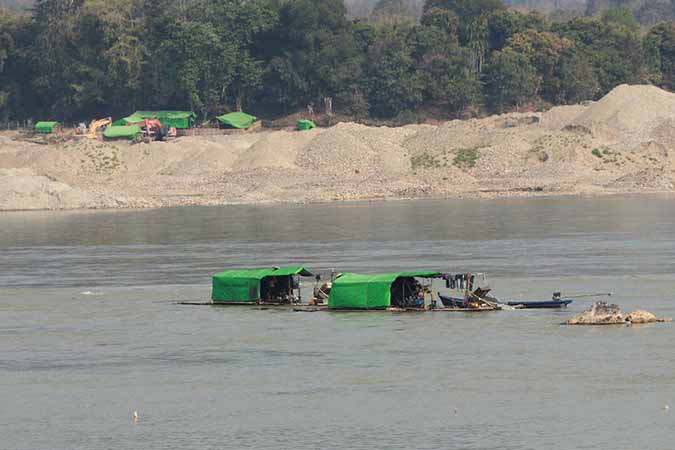 ဝိုင်းမော်ရှိ ရွှေဖောင်လုပ်ငန်းခွင်ကို စစ်တပ်က ဖျက်ဆီး